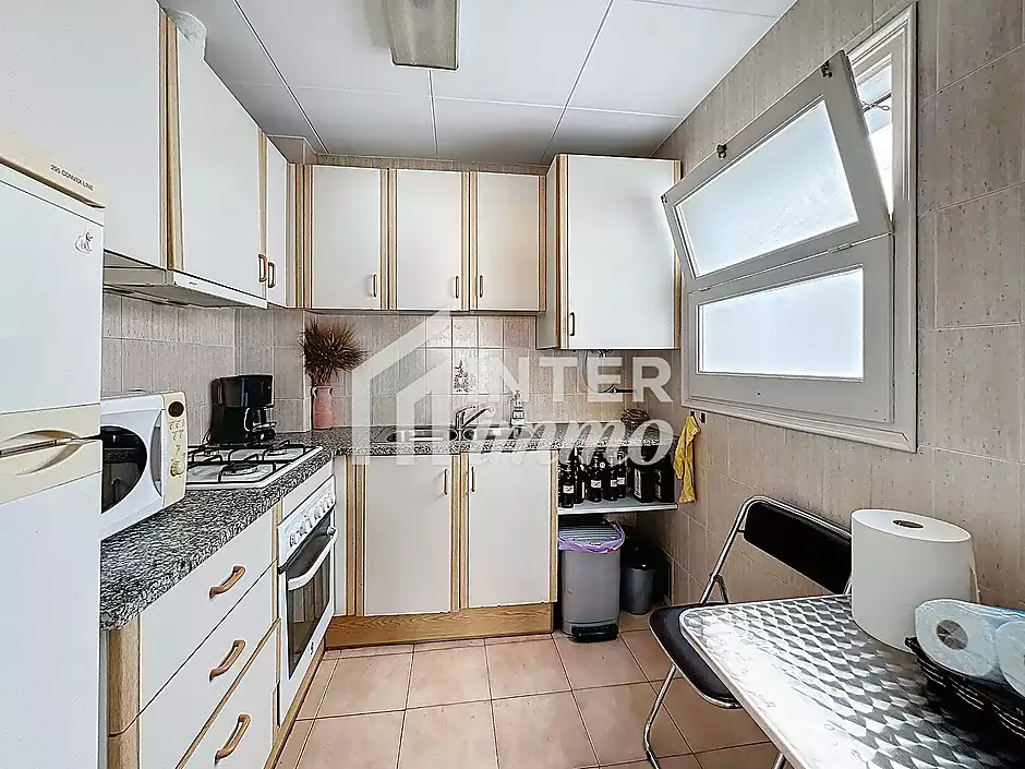 Es ven apartament de 3 habitacions a l'últim pis, al cor de Roses - foto 2 de 24