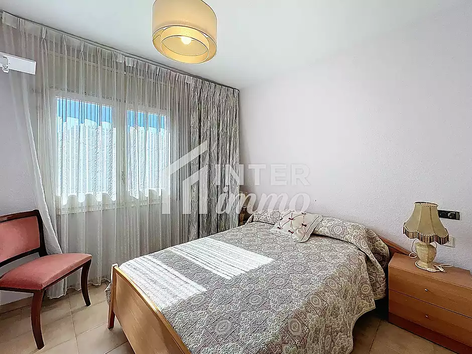 Es ven apartament de 3 habitacions a l'últim pis, al cor de Roses - foto 9 de 24