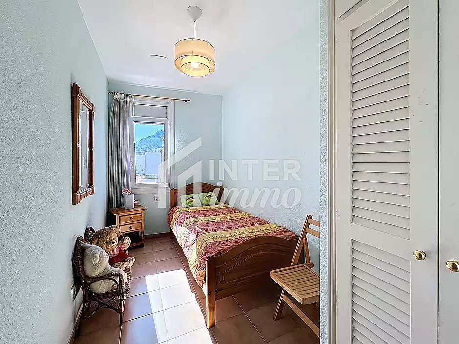 Es ven apartament de 3 habitacions a l'últim pis, al cor de Roses - foto 10 de 24