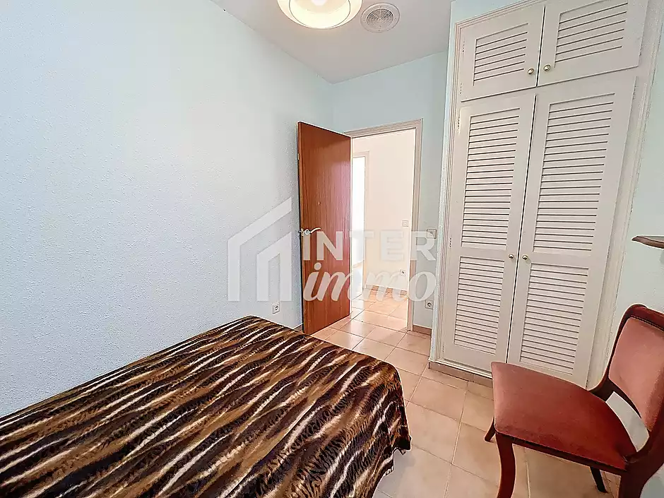 Es ven apartament de 3 habitacions a l'últim pis, al cor de Roses - foto 11 de 24