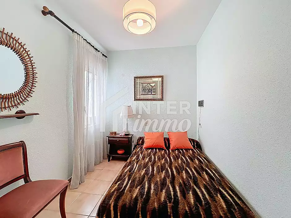 Es ven apartament de 3 habitacions a l'últim pis, al cor de Roses - foto 12 de 24