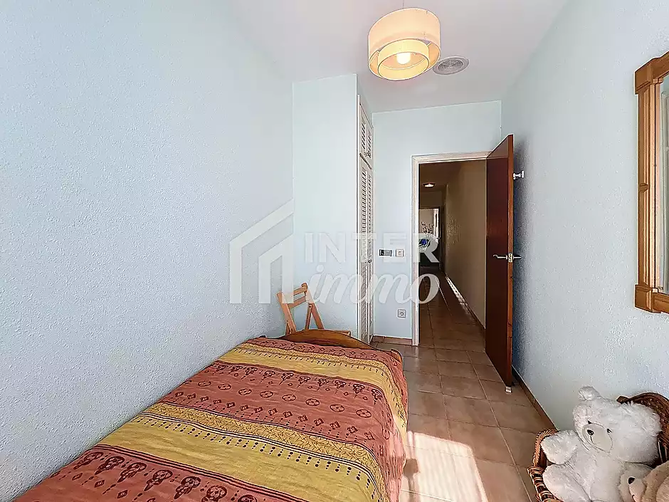 Es ven apartament de 3 habitacions a l'últim pis, al cor de Roses - foto 13 de 24