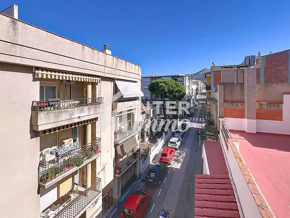 Es ven apartament de 3 habitacions a l'últim pis, al cor de Roses - foto 14 de 24