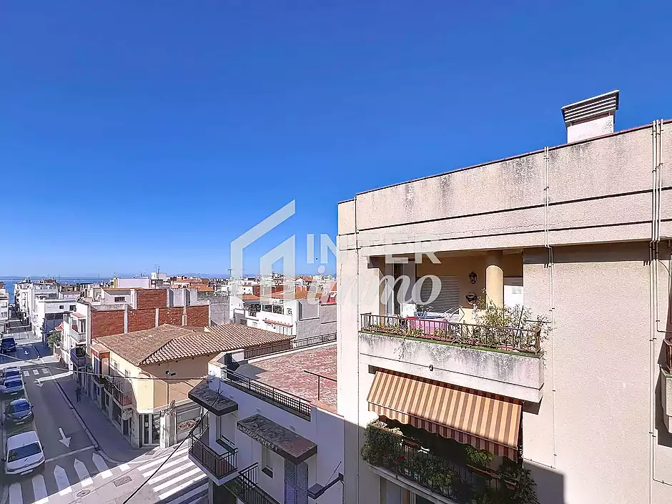 Es ven apartament de 3 habitacions a l'últim pis, al cor de Roses - foto 15 de 24