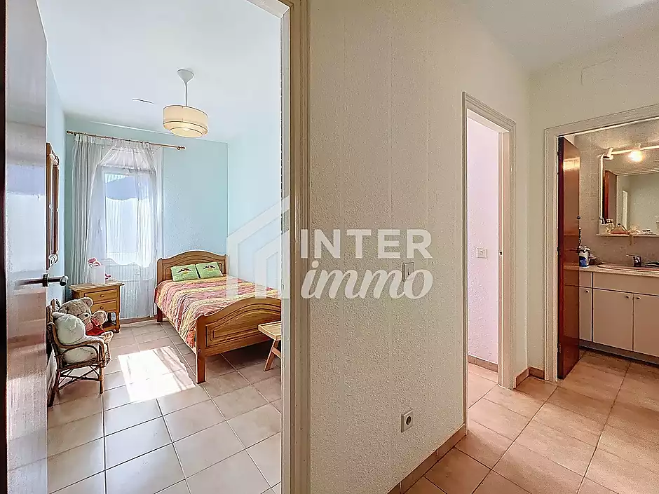 Es ven apartament de 3 habitacions a l'últim pis, al cor de Roses - foto 17 de 24