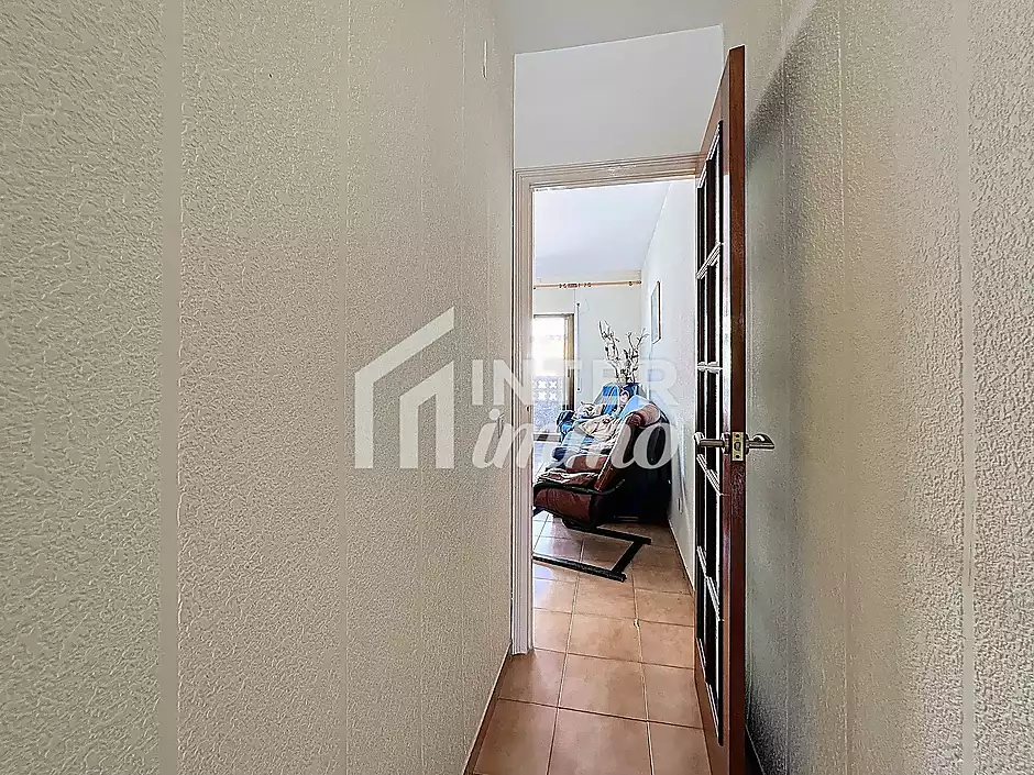 Es ven apartament de 3 habitacions a l'últim pis, al cor de Roses - foto 18 de 24