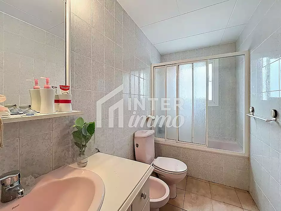 Es ven apartament de 3 habitacions a l'últim pis, al cor de Roses - foto 19 de 24
