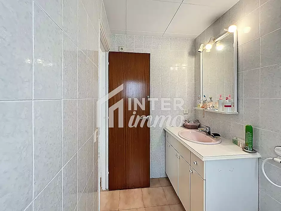 Es ven apartament de 3 habitacions a l'últim pis, al cor de Roses - foto 20 de 24