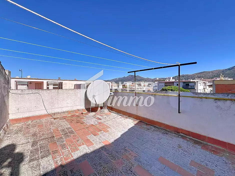 Es ven apartament de 3 habitacions a l'últim pis, al cor de Roses - foto 22 de 24
