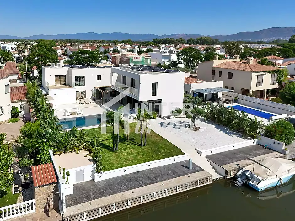 Vila de prestigi amb amarrament de 25 m als canals d’Empuriabrava - foto 3 de 79