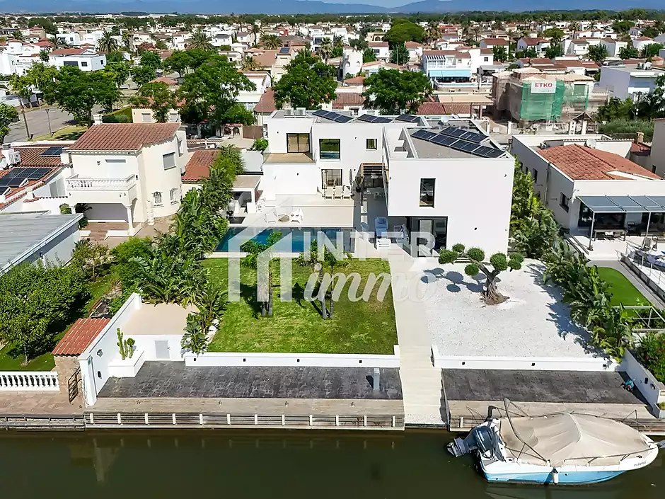 Vila de prestigi amb amarrament de 25 m als canals d’Empuriabrava - foto 18 de 79