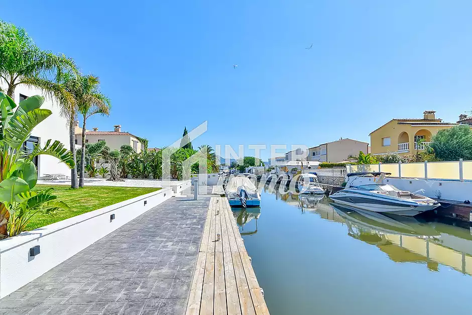 Vila de prestigi amb amarrament de 25 m als canals d’Empuriabrava - foto 60 de 79