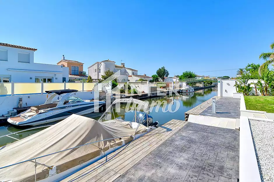 Vila de prestigi amb amarrament de 25 m als canals d’Empuriabrava - foto 63 de 79