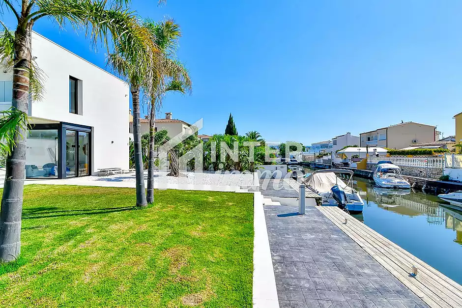 Vila de prestigi amb amarrament de 25 m als canals d’Empuriabrava - foto 64 de 79