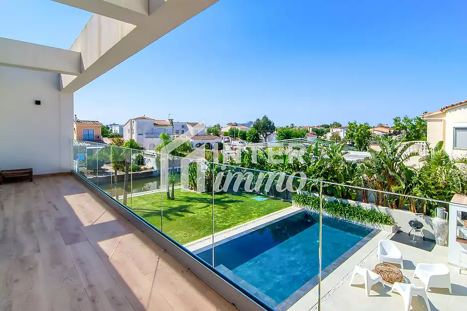 Vila de prestigi amb amarrament de 25 m als canals d’Empuriabrava - foto 68 de 79