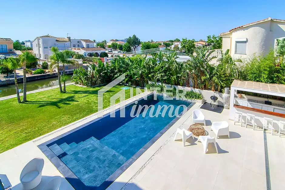Vila de prestigi amb amarrament de 25 m als canals d’Empuriabrava - foto 69 de 79