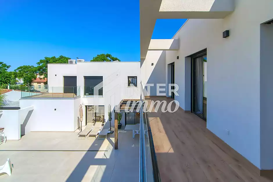 Vila de prestigi amb amarrament de 25 m als canals d’Empuriabrava - foto 70 de 79