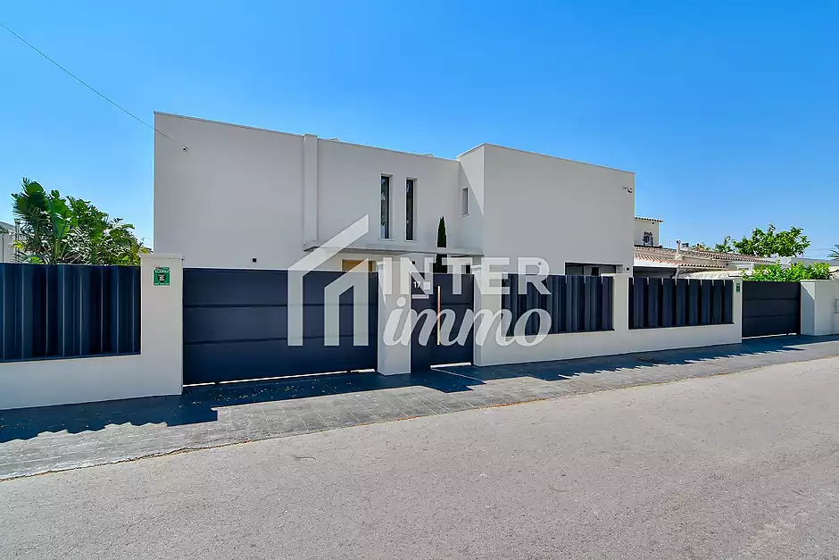 Vila de prestigi amb amarrament de 25 m als canals d’Empuriabrava - foto 77 de 79