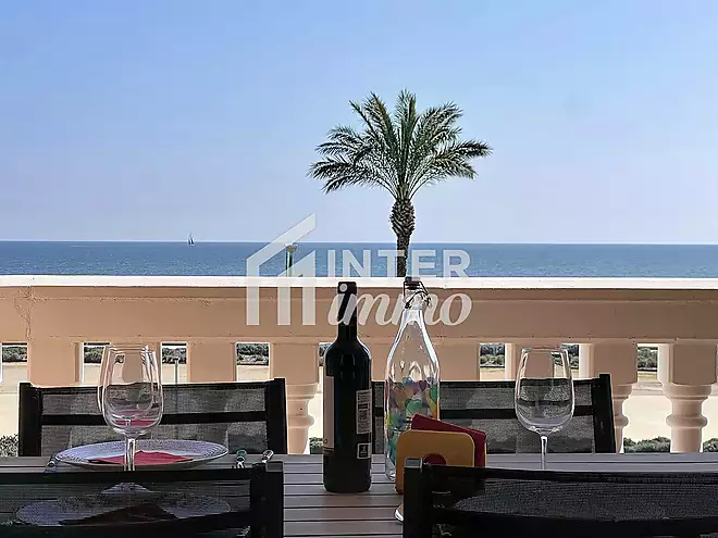 Davant la gran platja d'Empuriabrava: la Mediterr&agrave;nia com a horitz&oacute;
