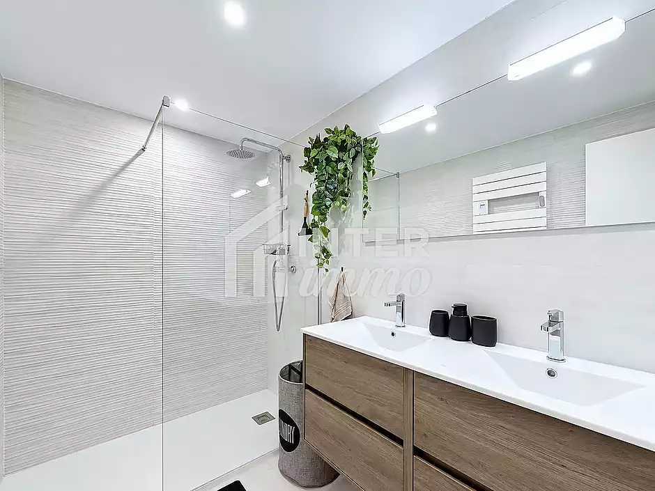 For Sale: Superb Canal View Apartment with Parking and Cellar - photo 18 of 29