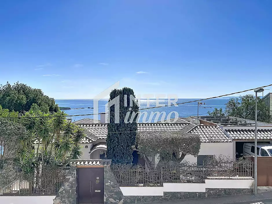 En venta pleno sur frente al Mediterráneo, entre el Far y Canyelles - foto 11 de 24
