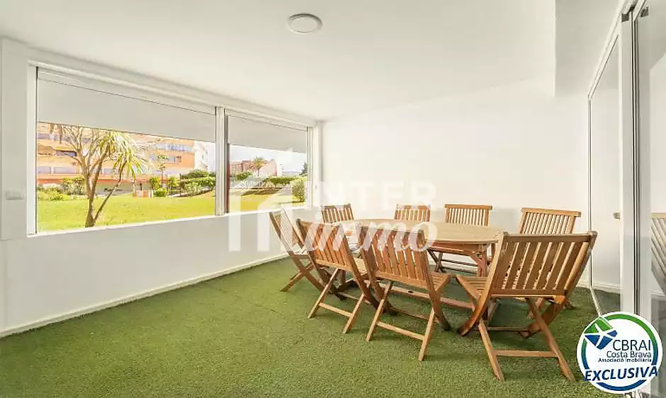 Modern apartament a la planta baixa en complex residencial amb zones enjardinades i piscina comunit&agrave; - foto 1 de 18