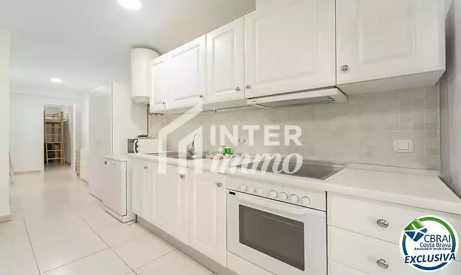 Modern apartament a la planta baixa en complex residencial amb zones enjardinades i piscina comunit&agrave; - foto 10 de 18