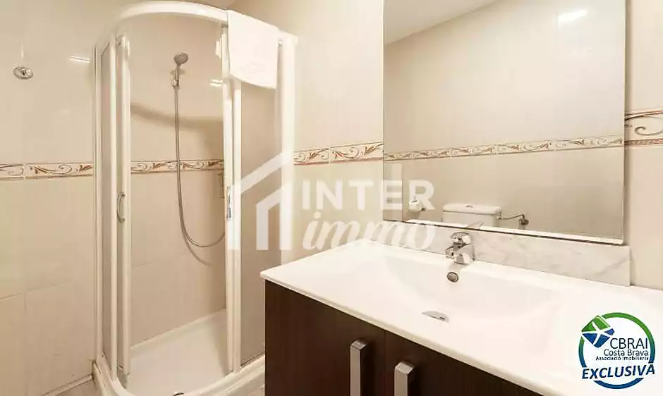 Modern apartament a la planta baixa en complex residencial amb zones enjardinades i piscina comunit&agrave; - foto 15 de 18