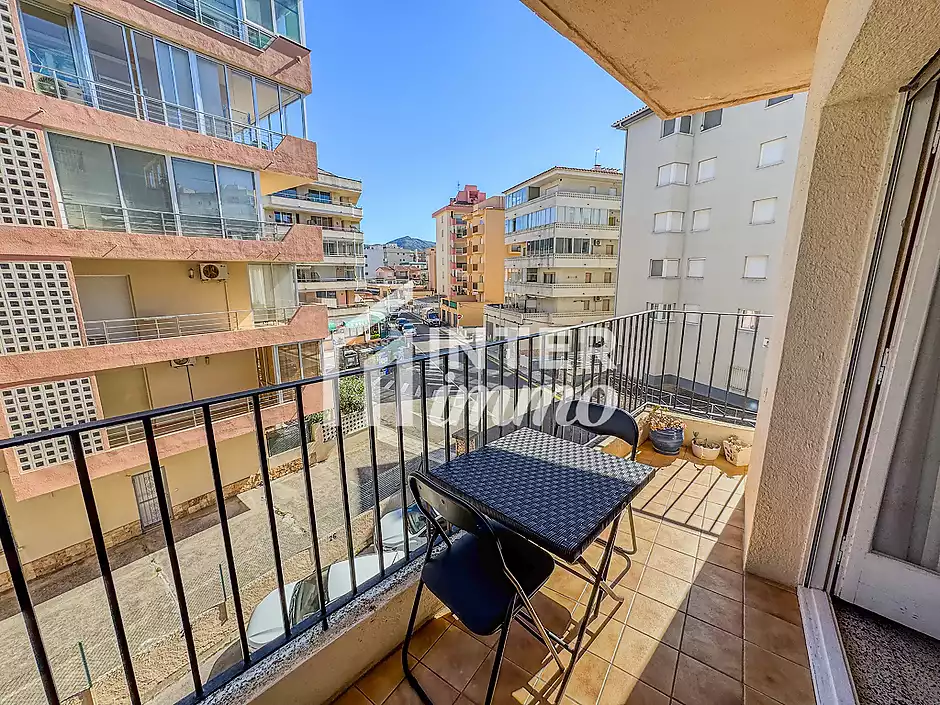 Acogedor apartamento de 2 habitaciones con terraza &mdash; Roses (Santa Margarita) - foto 1 de 21