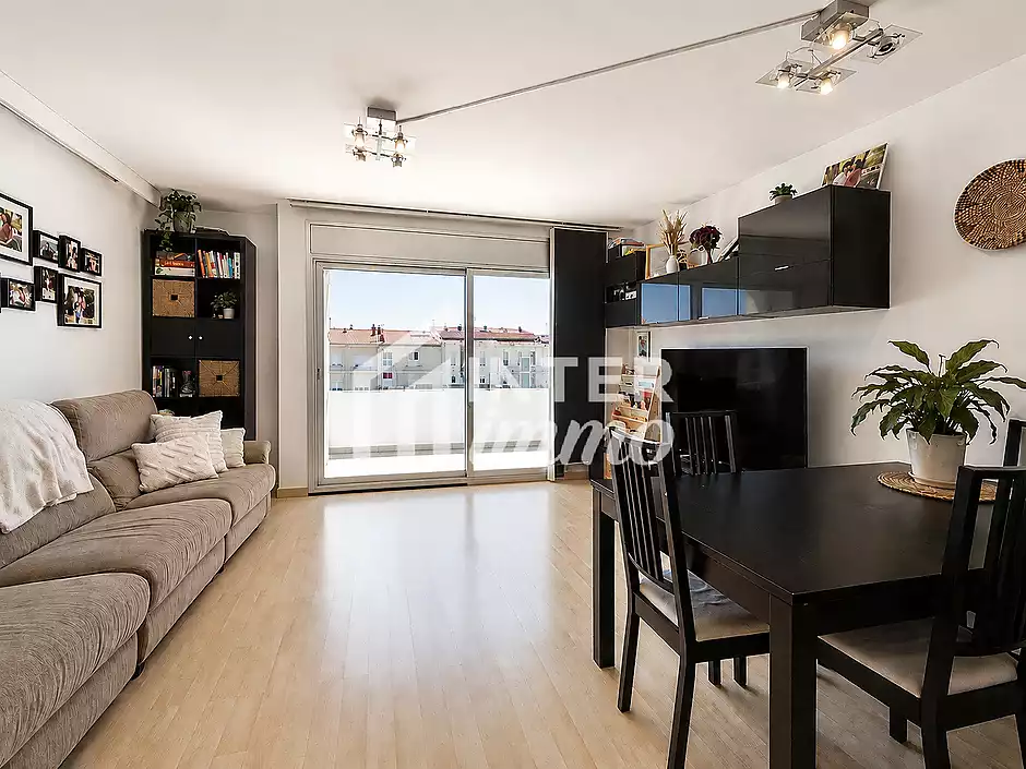 Dúplex àtic amb gran terrassa i pàrquing al centre de Roses - foto 4 de 29