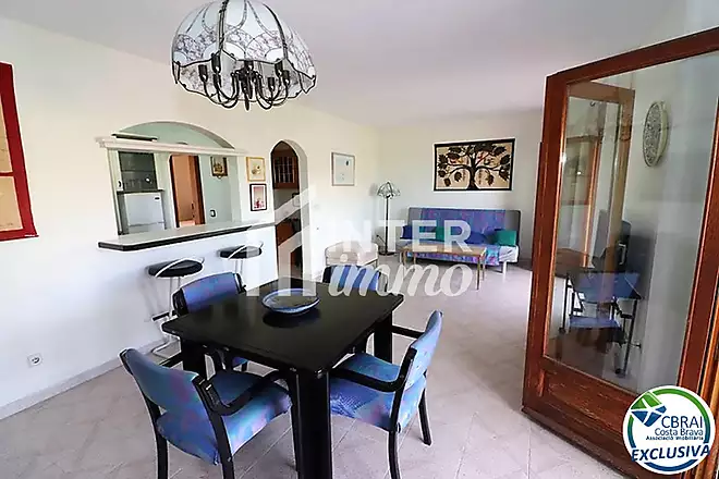 Preci&oacute;s i ampli apartament de dos dormitoris a prop de la platja