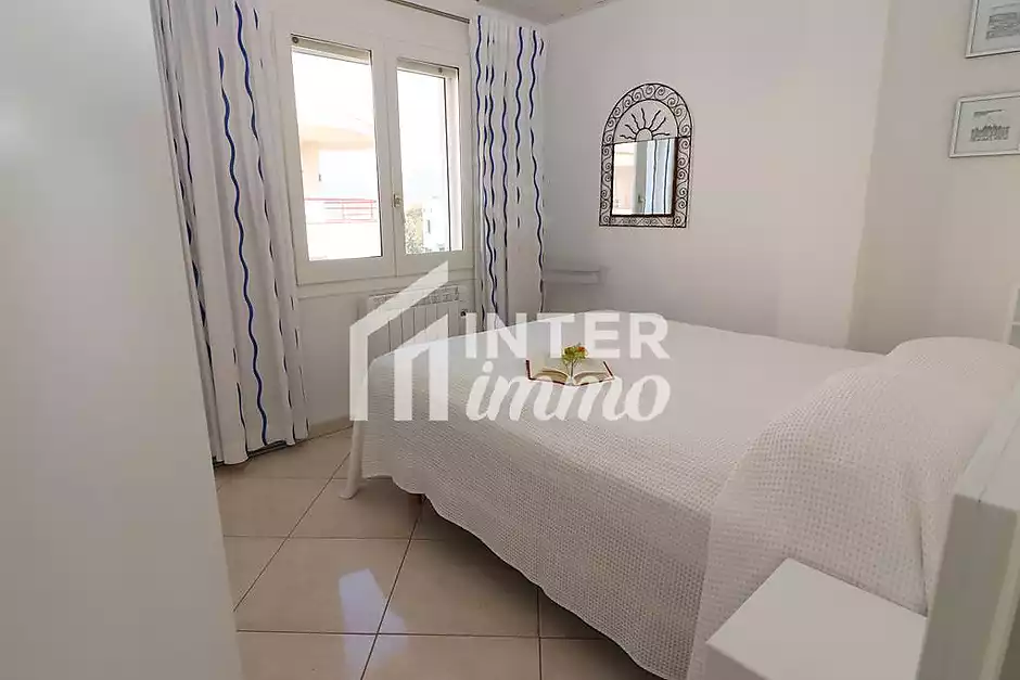 Encantador apartamento en venta en Empuriabrava con vistas al canal - foto 2 de 18
