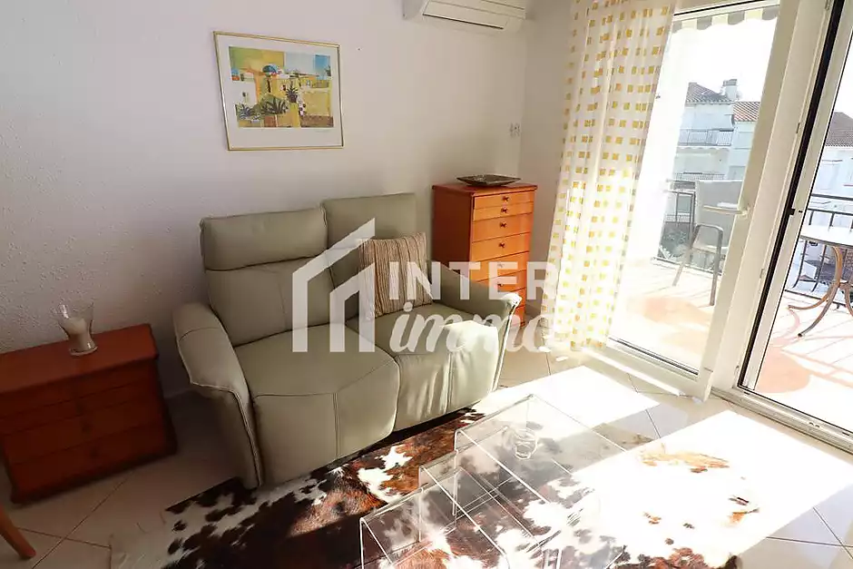Encantador apartamento en venta en Empuriabrava con vistas al canal - foto 16 de 18