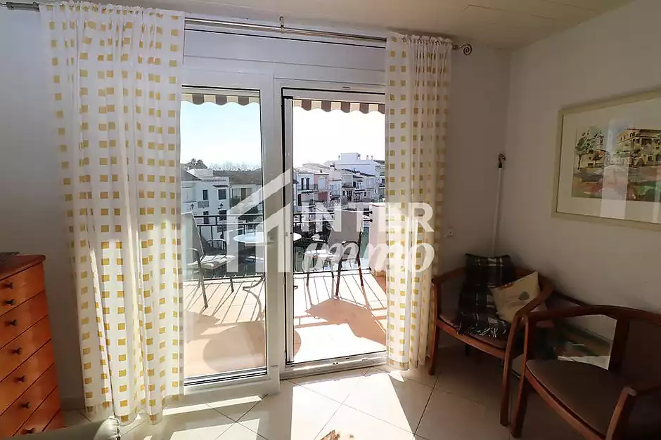 Encantador apartamento en venta en Empuriabrava con vistas al canal - foto 17 de 18