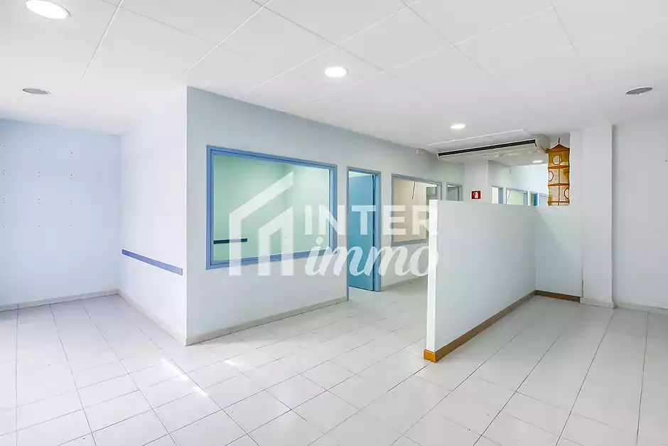Business opportunity in the heart of Roses with fitted-out rooms - photo 1 of 27