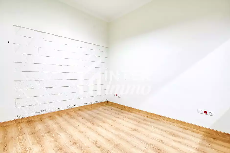 Business opportunity in the heart of Roses with fitted-out rooms - photo 15 of 27