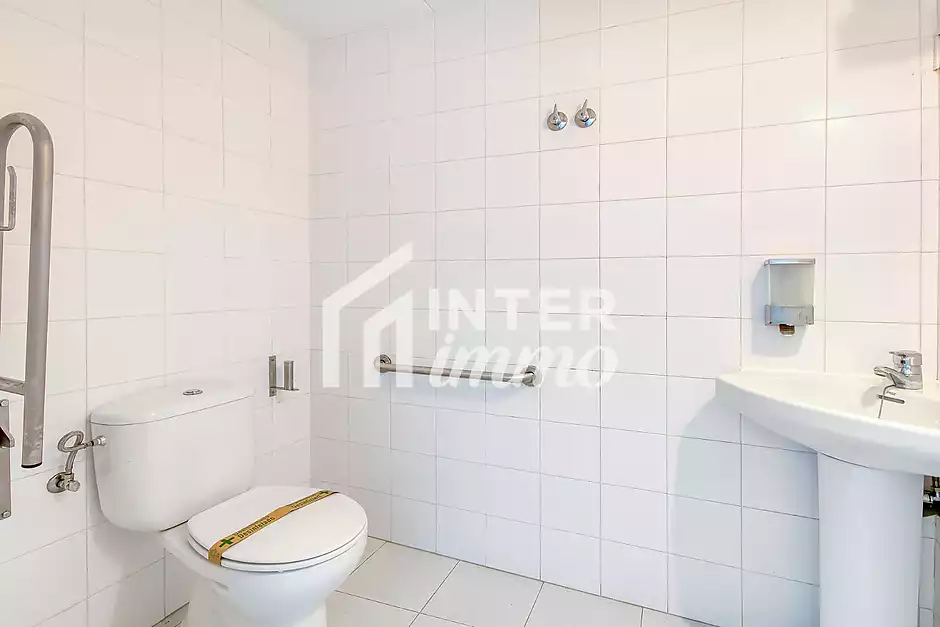 Business opportunity in the heart of Roses with fitted-out rooms - photo 18 of 27
