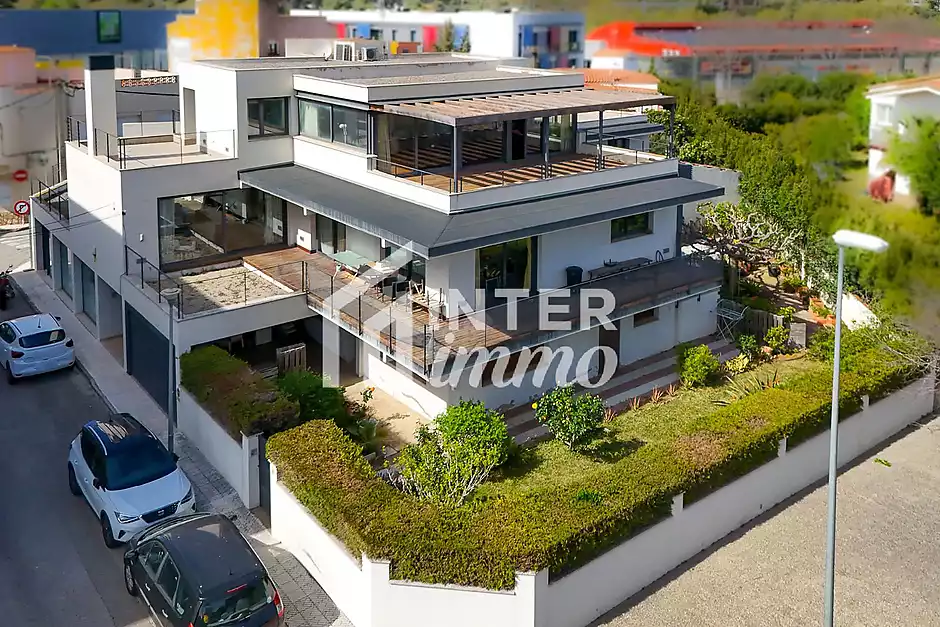 Exclusive detached house with lift, garden and multiple independent spaces in Llançà - photo 1 of 35