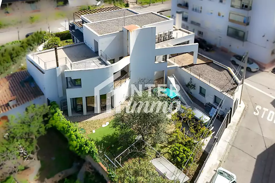 Exclusive detached house with lift, garden and multiple independent spaces in Llançà - photo 30 of 35