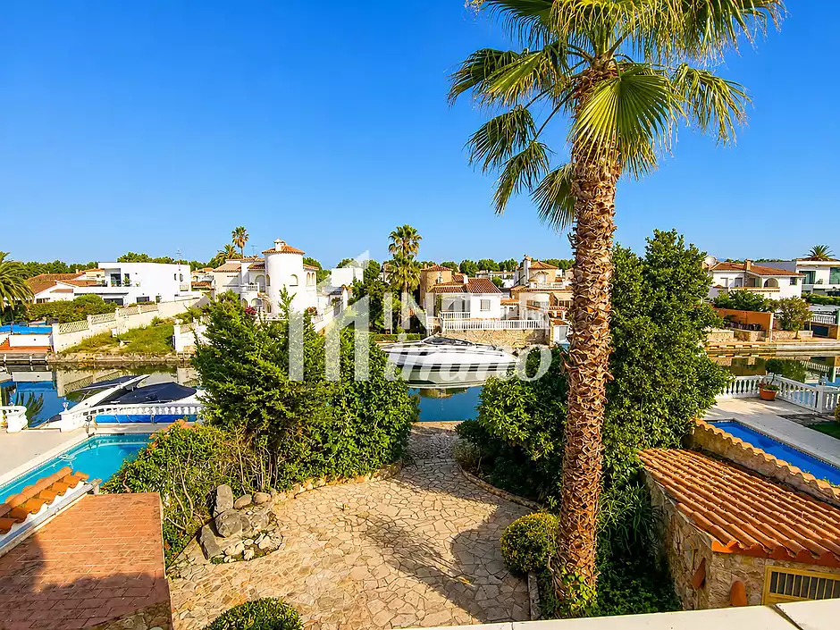 Vil·la amb caràcter, parcel·la de 500 m² i amarratge privat a Empuriabrava - foto 2 de 33