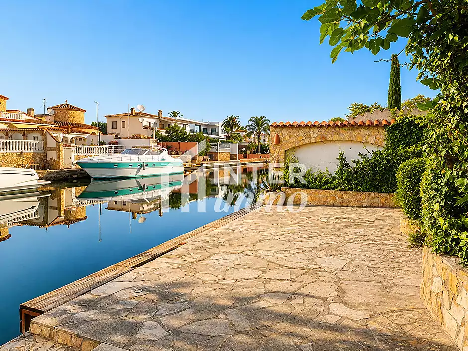 Vil·la amb caràcter, parcel·la de 500 m² i amarratge privat a Empuriabrava - foto 3 de 33
