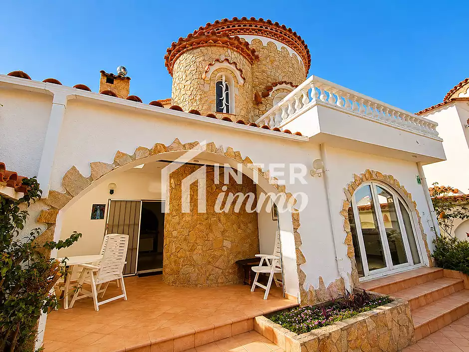 Vil·la amb caràcter, parcel·la de 500 m² i amarratge privat a Empuriabrava - foto 4 de 33