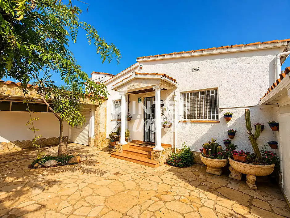 Vil·la amb caràcter, parcel·la de 500 m² i amarratge privat a Empuriabrava - foto 5 de 33