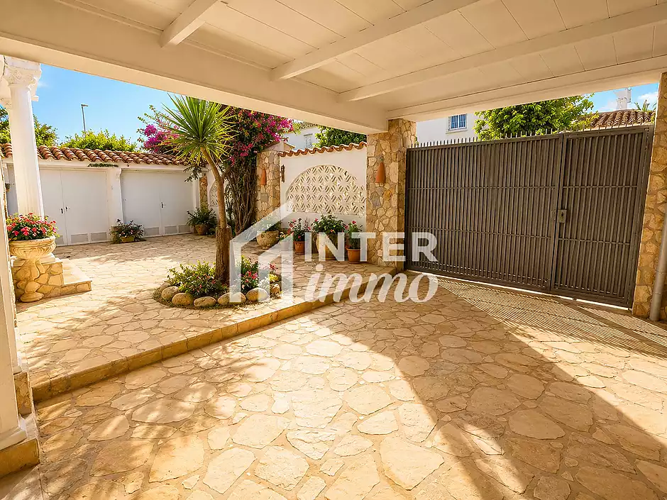 Vil·la amb caràcter, parcel·la de 500 m² i amarratge privat a Empuriabrava - foto 6 de 33