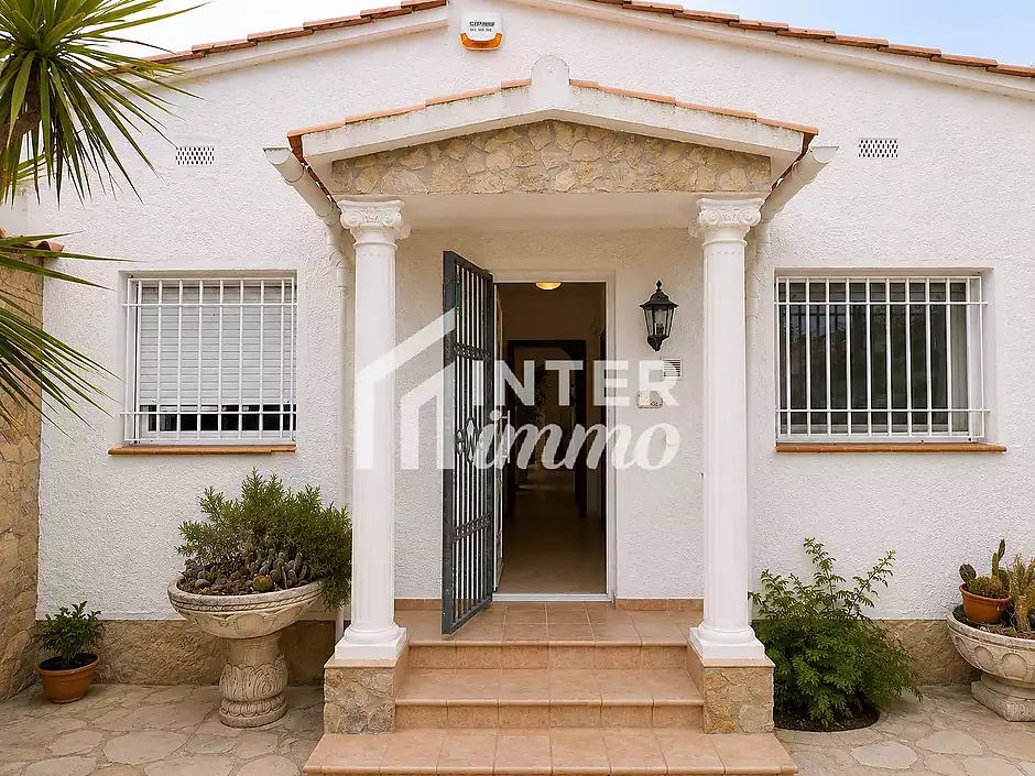 Vil·la amb caràcter, parcel·la de 500 m² i amarratge privat a Empuriabrava - foto 7 de 33