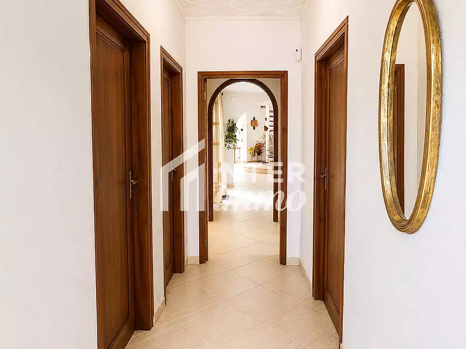 Vil·la amb caràcter, parcel·la de 500 m² i amarratge privat a Empuriabrava - foto 8 de 33