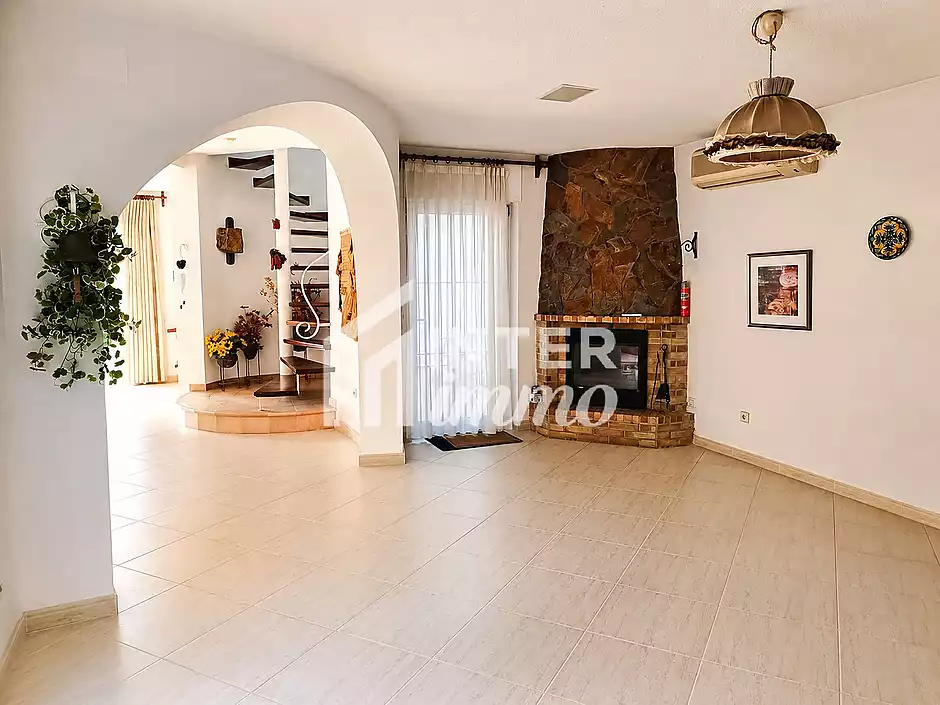 Vil·la amb caràcter, parcel·la de 500 m² i amarratge privat a Empuriabrava - foto 17 de 33