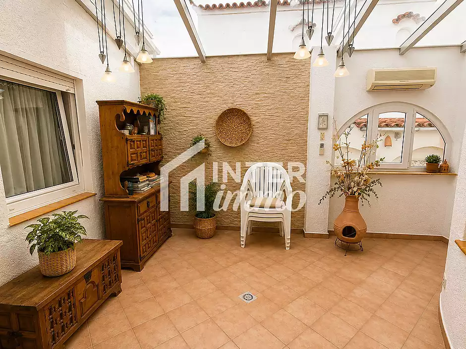 Vil·la amb caràcter, parcel·la de 500 m² i amarratge privat a Empuriabrava - foto 18 de 33
