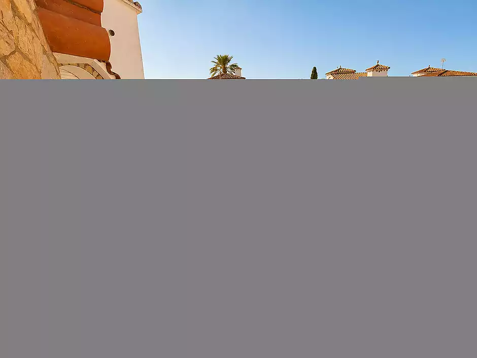 Vil·la amb caràcter, parcel·la de 500 m² i amarratge privat a Empuriabrava - foto 23 de 33
