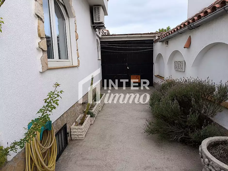 Vil·la amb caràcter, parcel·la de 500 m² i amarratge privat a Empuriabrava - foto 25 de 33